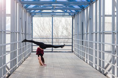 Spor kadının açık havada germe yapması