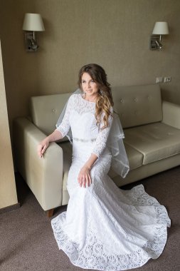 Lüks otel odasında güzel bir gelin..