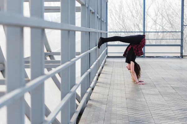 Sportovní žena, která dělá strečink venku — Stock fotografie