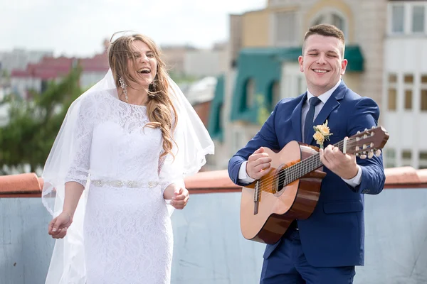 Bride and groom on the roof — Stock Photo, Image