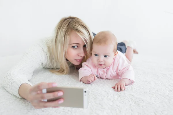 Barn göra selfie på mobiltelefon — Stockfoto