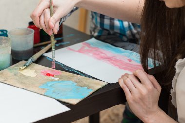 çocuklar evlat boya renkleri evde annesiyle