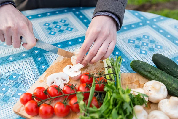 Manos picando verduras frescas — Foto de Stock