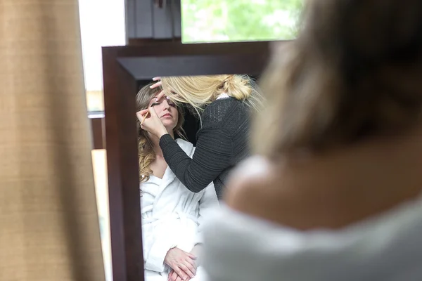 Noiva aplicando maquiagem de casamento — Fotografia de Stock