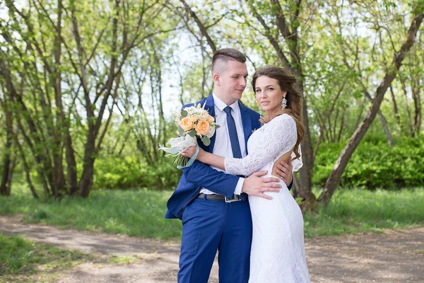 Bruden och brudgummen promenader — Stockfoto