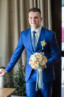 damat ayakta ve düğün buket holding