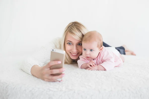 Baby make selfie on mobile phone — Stock Photo, Image