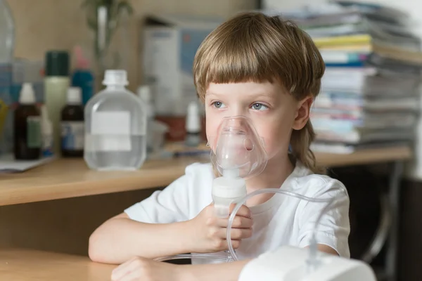 Criança segura um inalador de vapor de máscara — Fotografia de Stock