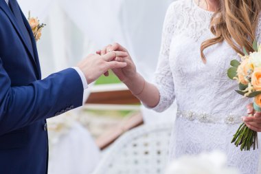 Gelin Damat yüzük takıyor