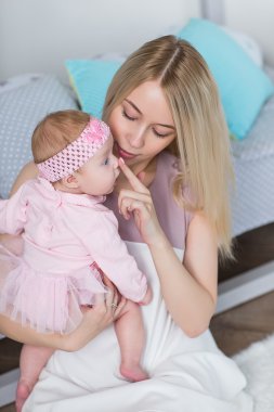 Anne bebeğiyle oynuyor.