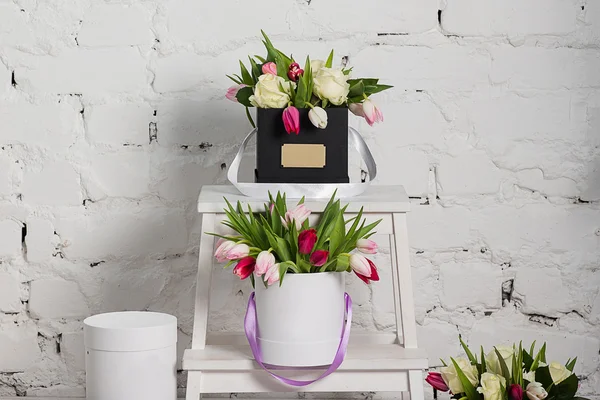 Bukiet róże i tulipany w ozdobne pudełko — Zdjęcie stockowe
