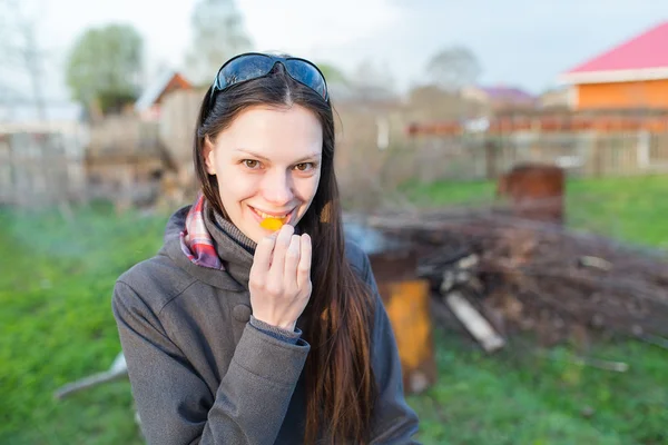 Mujer comiendo pimiento — Foto de Stock