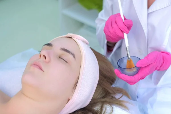 Cosmetólogo médico preparando mascarilla para el procedimiento mezclándolo con cepillo. — Foto de Stock