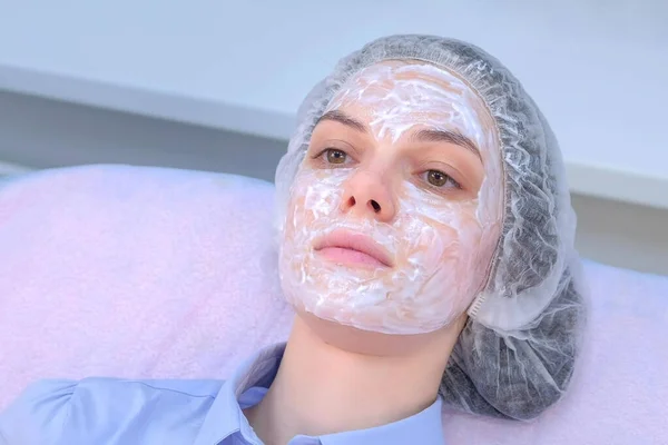 Kvinde med bedøvelsesmiddel creme på ansigtshuden før biorevitalisering for bedøvende. - Stock-foto