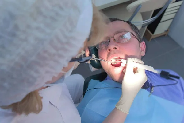 Dentista examinando las encías del paciente con sonda utilizando el método de diagnóstico por computadora. — Foto de Stock