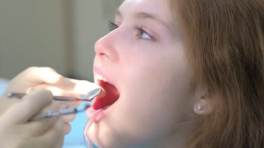 Diş hekimi, diş hekimliği alanında özel araçla önleyici muayene üzerine.