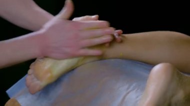 Masajcı, kadınların ayaklarını spa salonundaki doğal fırçayla ovuyor, vücut soyuyordu..