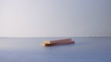 Düz tahta bloklardan bir kule inşa eder ve onları birbiri üstüne yığar..