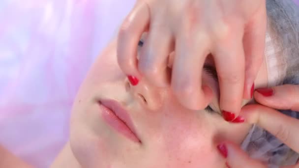 Vackra läkare gör myoplastisk ansiktsmassage till kvinna på skönhetskliniken. — Stockvideo