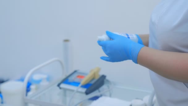 Doktor prosedürden önce klinikte eldivenlere dezenfektan sıkıyor.. — Stok video