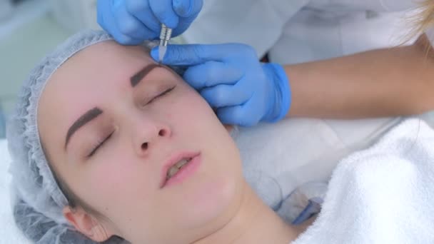 Schoonheidsspecialiste maken wenkbrauwen microblading procedure in schoonheidssalon voor vrouw. — Stockvideo