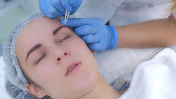 Beautician κάνοντας φρύδια microblading διαδικασία στο σαλόνι ομορφιάς για τη γυναίκα. — Αρχείο Βίντεο