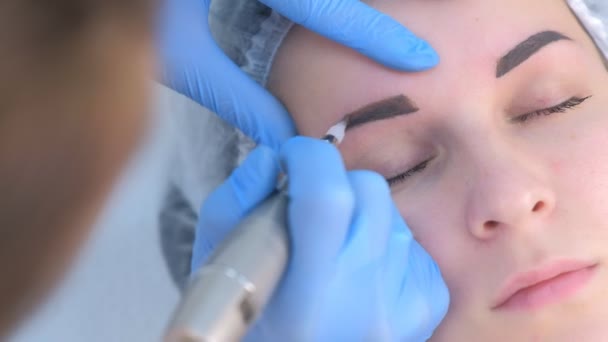 Esteticista fazendo sobrancelhas microblading procedimento no salão de beleza para menina. — Vídeo de Stock