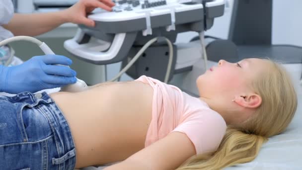 Arzt macht Bauch-Ultraschall für Mädchen mit Scanner, Seitenansicht. — Stockvideo