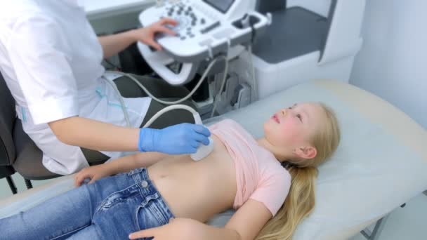 Doctor is making abdominal ultrasound for child girl using scanner in clinic. — Stock Footage Doctor is making abdominal ultrasound for child girl using scanner in clinic. Stock Video