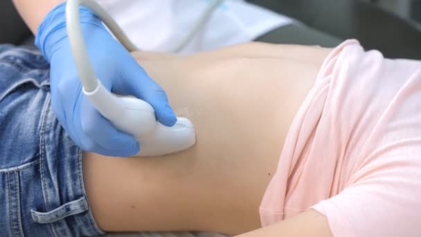 Médico haciendo ultrasonido abdominal para niña usando escáner, vista de primer plano. — Vídeo de stock