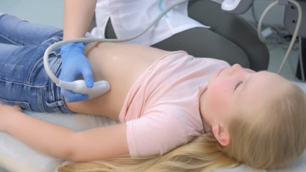 Medico rendendo ecografia addominale di organi interni bambina utilizzando scanner. — Video Stock