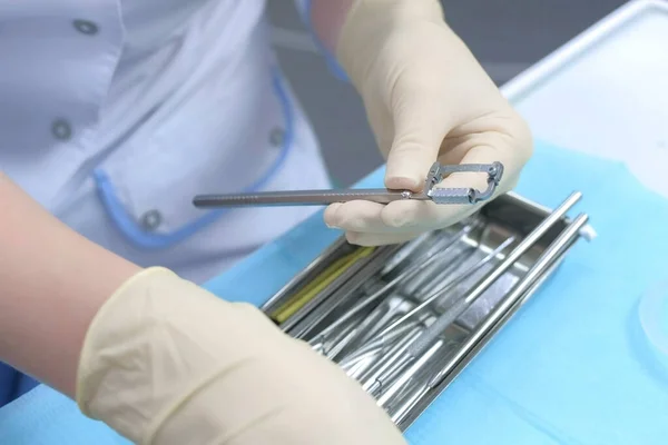 Стоматолог-ортодонт готує ортодонтичні інструменти для роботи, крупним планом руки . — стокове фото