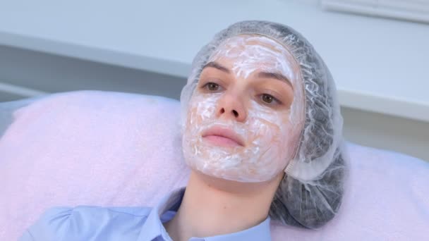Wanita dengan krim bius di kulit wajah sebelum biorevitalisasi untuk mati rasa. — Stok Video
