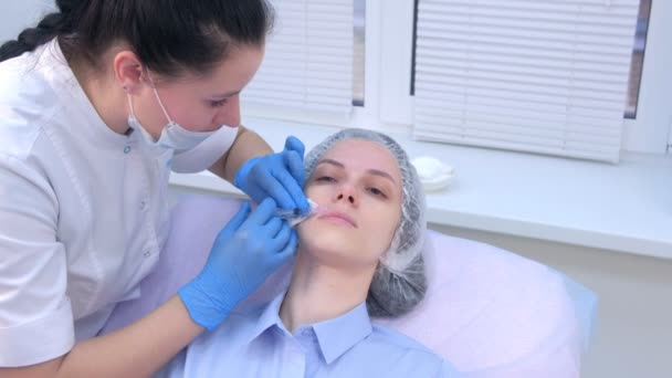 Ο γιατρός κάνει πολλαπλές ενέσεις σε γυναίκες πρόσωπο δέρμα κατά τη διάρκεια της μεσοθεραπείας. — Αρχείο Βίντεο