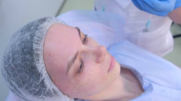 Kosmetologe macht mehrere Injektionen Biorevitalisierung in weibliche Gesichtshaut. — Stockvideo