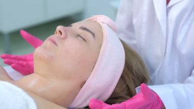 Yüzünde maske olan kadın portresi kozmetoloji kliniğinde bekliyor..