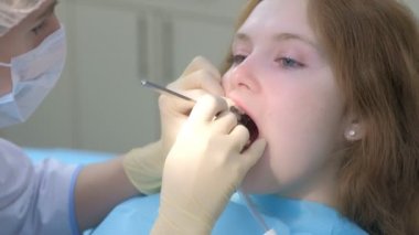 Diş hekimi, diş hekimliği alanında özel araçla önleyici muayene üzerine.