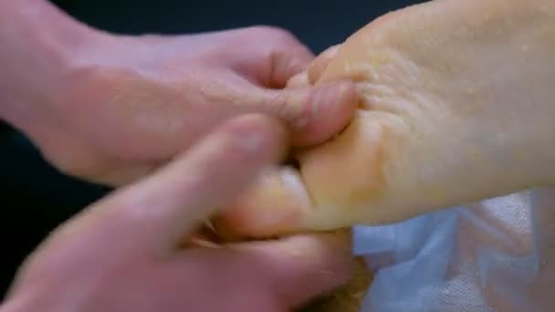 Massagist szorowanie stóp kobiet z naturalnym peeling w salonie spa obieranie ciała. — Wideo stockowe