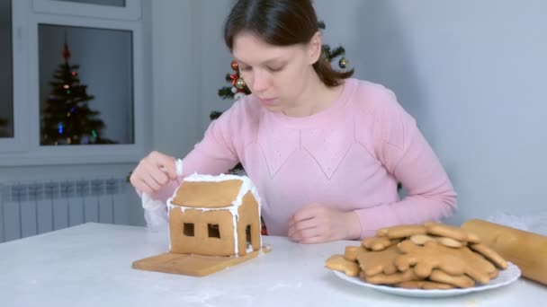 Retrato de mulher fazendo casa de gengibre cola detalhes açúcar doce gelo. — Vídeo de Stock