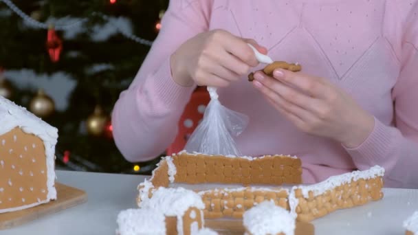 Frau dekoriert Lebkuchen-Männchen mit zuckersüßem Zuckerguss. — Stockvideo