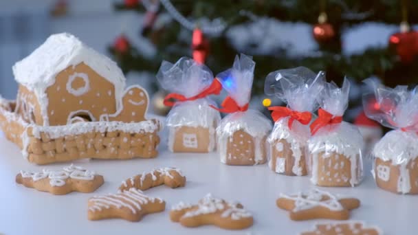 Case de turtă dulce și cookie-uri în pachet pentru Crăciun pe fundal copac . — Videoclip de stoc