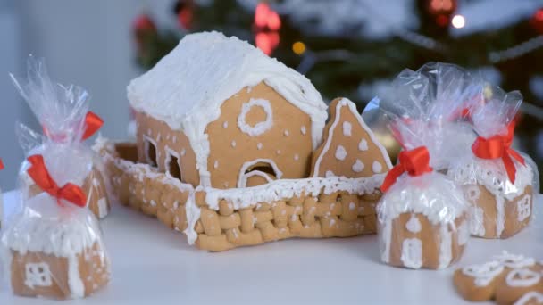 Casas de gengibre e biscoitos em pacote para o Natal no fundo da árvore. — Vídeo de Stock