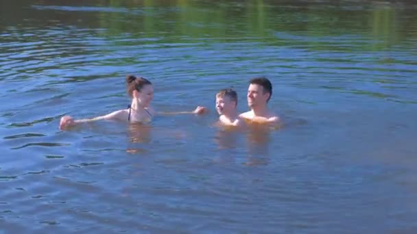 Familie în costume de baie în râu înot și scăldat în apă la vară zi caldă . — Videoclip de stoc