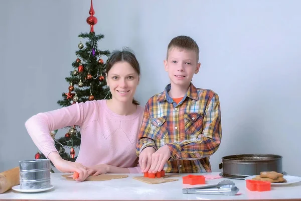 Mama i syn co gotowanie pierniki ciasteczka patrzeć w aparat i uśmiech. — Zdjęcie stockowe