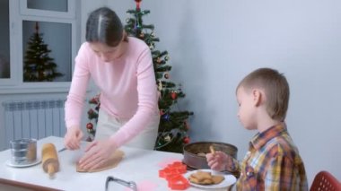 Anne ve oğlu Noel kurabiyelerini evde hamurdan yapıyorlar..
