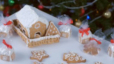 Noel için ağaç zemininde zencefilli kurabiye ve kurabiye paketleri.