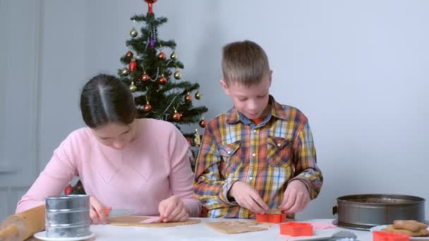 Mama i syn pieczenia co gotowanie pierniki ciasteczka razem w domu. — Wideo stockowe