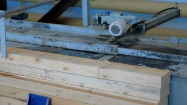 Kesme makinesi ekipmanındaki fabrikada lamine kaplama kerestesi üretimi.