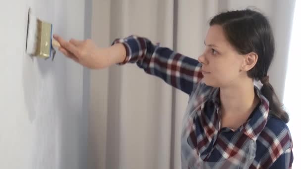 Žena dům malíř maluje stěnu pomocí štětce dělá renovaci doma. — Stock video