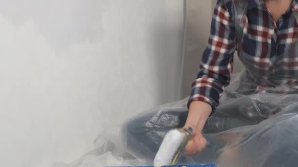 Mulher casa pintor pintura parede usando escova fazendo renovação, mãos close-up. — Vídeo de Stock